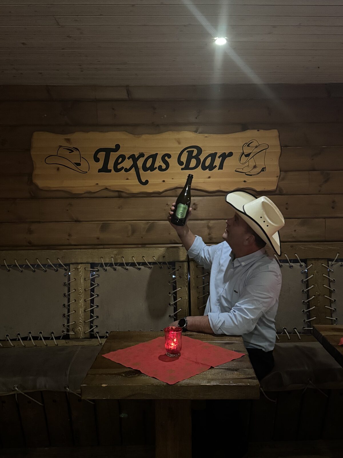 Texas Bar-skilt i låven